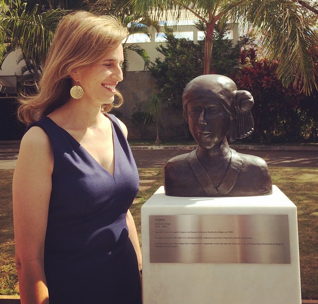 Busto rainha Elisabeth com princesa Maria-Esmeralda